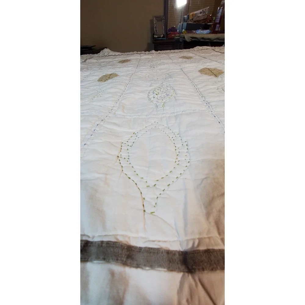 Vtg Handsewn Embroided Lap Quilt '70 Leaf Motif - Need Minor Repair-‎ 55x44